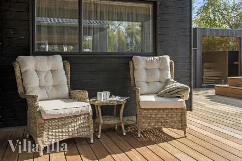 Lyxstuga nr 638 har en härlig terrass med sköna trädgårdsmöbler för 16 personer.