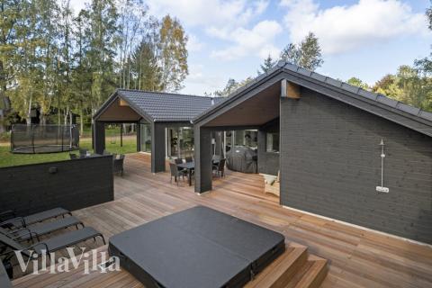 På terrassen i sommarhus nr 638 finns det plats för upp till 16 gäster.