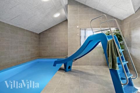 Sommarstuga 638 är inredd med en smakfull poolavdelning som har vattenrutschbana, ett stort inbyggt spapad och bastu