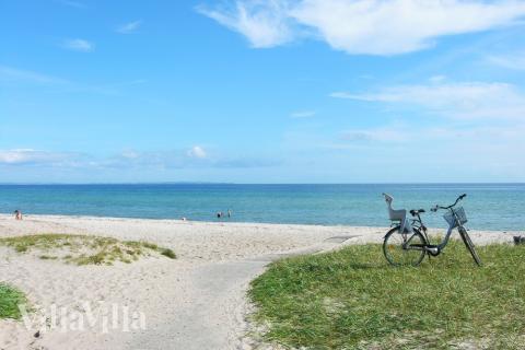 Stranden i närheten av lyxhus 640.