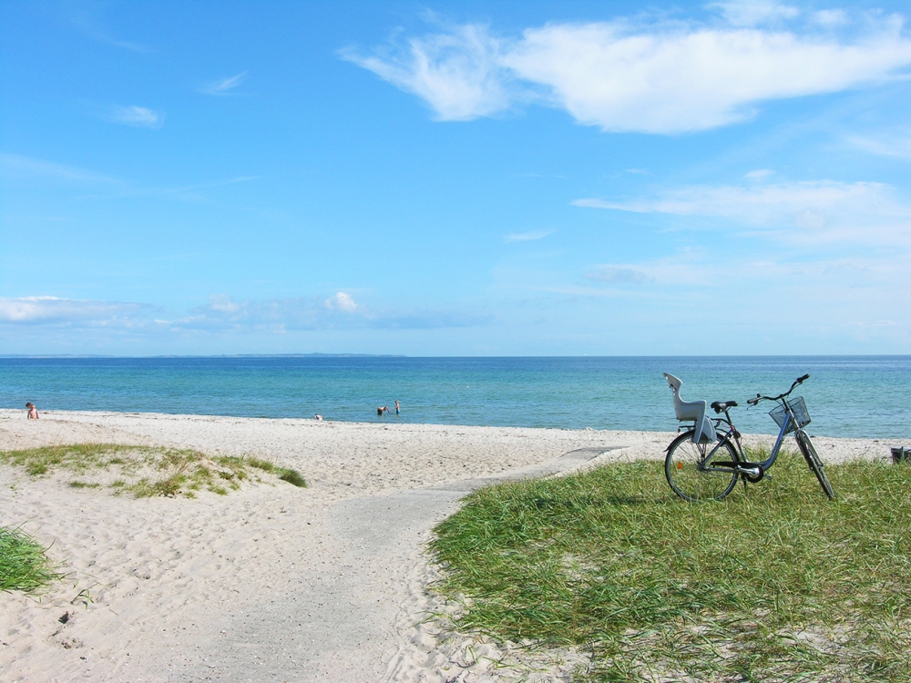 Stranden i närheten av lyxhus 640.