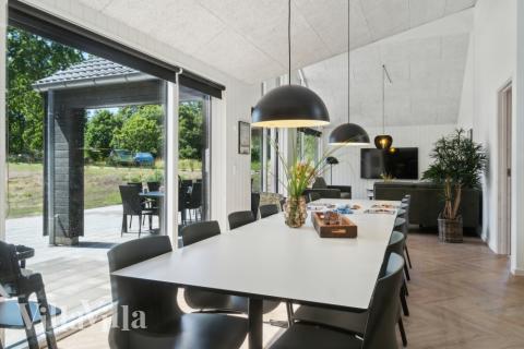 Vardagsrummet i lyxstuga nr. 640 har plats för 14 personer.