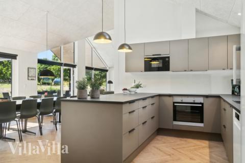 Köket i lyxstuga nr 640 är utrustat så att ni kan laga mat till 14 personer.