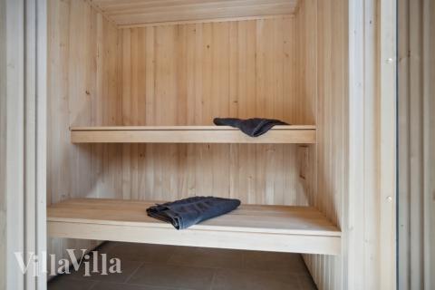 Njut av bastuvärmen i lyxstuga nr 640 för 14 personer