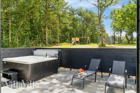 Lyxstuga nr 640 har en härlig terrass med sköna trädgårdsmöbler för 14 personer.