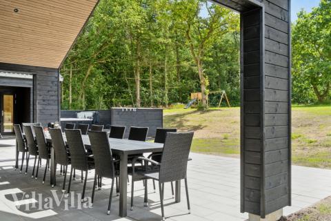 På terrassen i sommarhus nr 640 finns det plats för upp till 14 gäster.