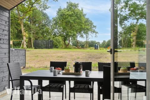 Njut av en grillkväll på terrassen i lyxstuga nr 640 i Østjylland