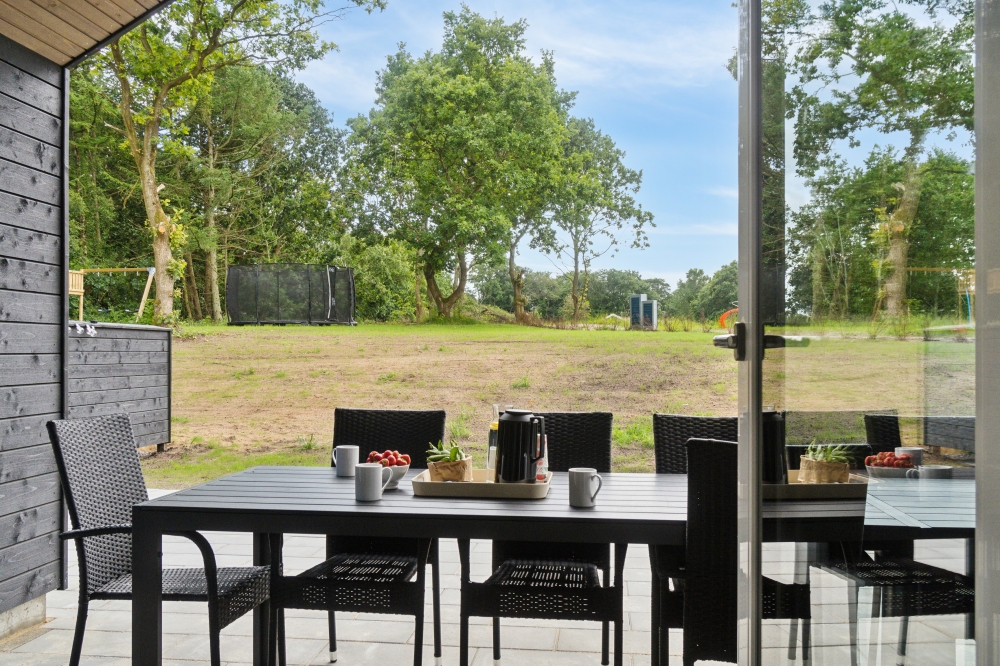 Njut av en grillkväll på terrassen i lyxstuga nr 640 i Østjylland