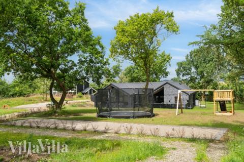 Till den trevliga sommarstugan nr 640 i Østjylland erbjuds en mängd utomhusaktiviteter, t.ex. lektorn och gungor