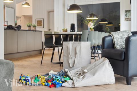 Det stora ljusa vardagsrummet i lyxstuga nr 640 för 14.