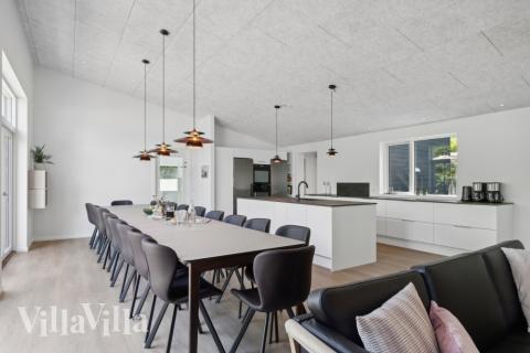 Ni kan sitta 20 personer tillsammans i vardagsrummet när ni besöker lyxhus nr 641 i Nordsjälland.