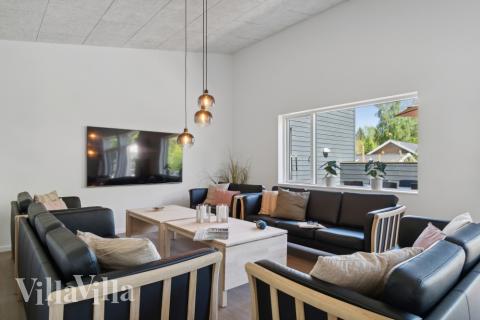 I soffhörnan i lyxstuga 641 i Nordsjälland kan ni spela brädspel eller titta på film tillsammans.