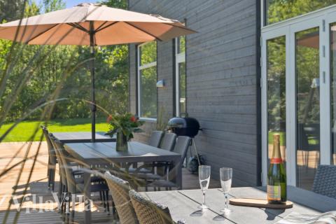 Njut av en grillkväll på terrassen i lyxstuga nr 641 i Nordsjälland