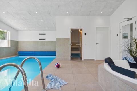 Sommarstuga 641 är inredd med en smakfull poolavdelning som har vattenrutschbana, ett stort inbyggt spapad och bastu