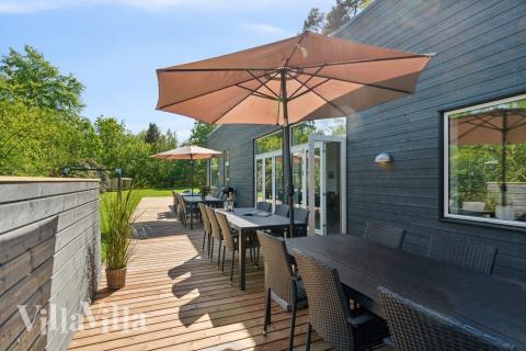 Stor terrass i lyxstuga nr 641 i Nordsjälland.