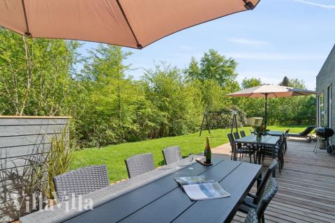 På terrassen i sommarhus nr 641 finns det plats för upp till 20 gäster.