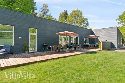 Lyxstuga nr 641 har en härlig terrass med sköna trädgårdsmöbler för 20 personer.