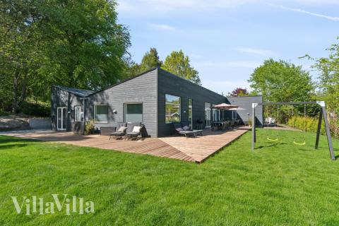 Den praktfulla poolstugan nr 641 med plats för 20 personer ligger i Nordsjälland