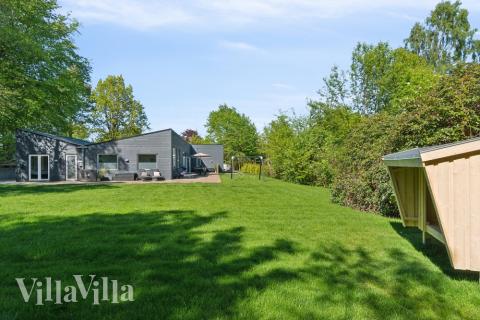 Till den trevliga sommarstugan nr 641 i Nordsjälland erbjuds en mängd utomhusaktiviteter, t.ex. lektorn och gungor