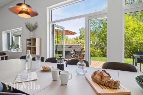 Vardagsrummet i lyxstuga nr. 641 har plats för 20 personer.