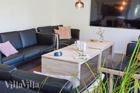 Soffhörnan i lyxstuga 641 i Nordsjälland.