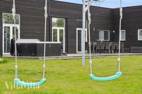 Till den trevliga sommarstugan nr 642 i Lolland/Falster/Møn erbjuds en mängd utomhusaktiviteter, t.ex. lektorn och gungor