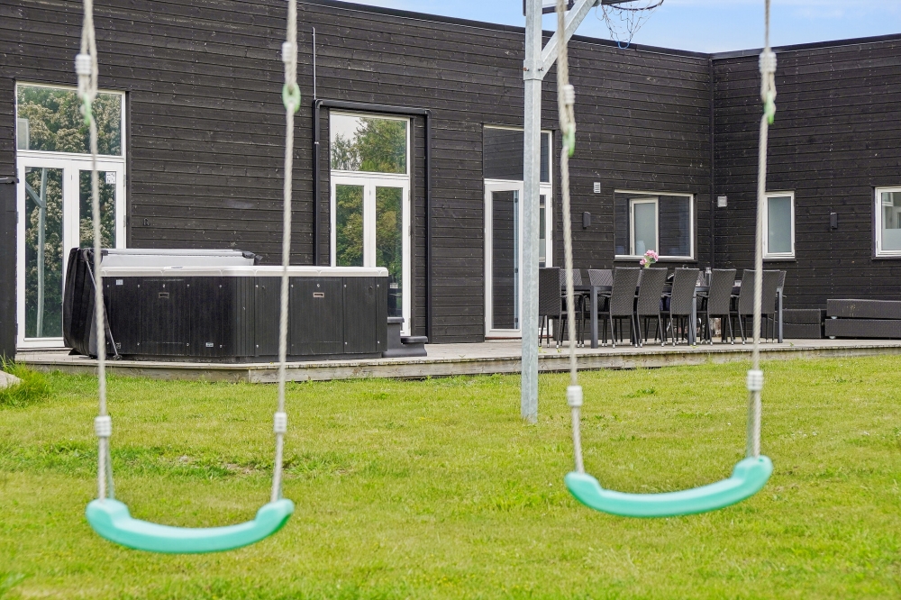 Till den trevliga sommarstugan nr 642 i Lolland/Falster/Møn erbjuds en mängd utomhusaktiviteter, t.ex. lektorn och gungor