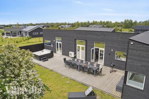 Den praktfulla poolstugan nr 642 med plats för 16 personer ligger i Lolland/Falster/Møn