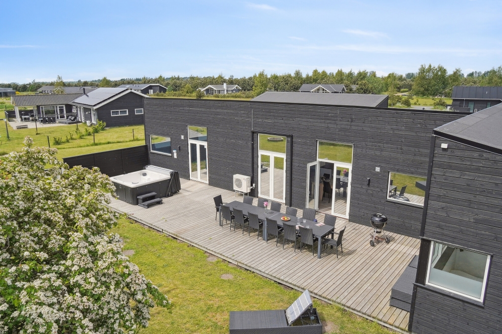 Den praktfulla poolstugan nr 642 med plats för 16 personer ligger i Lolland/Falster/Møn