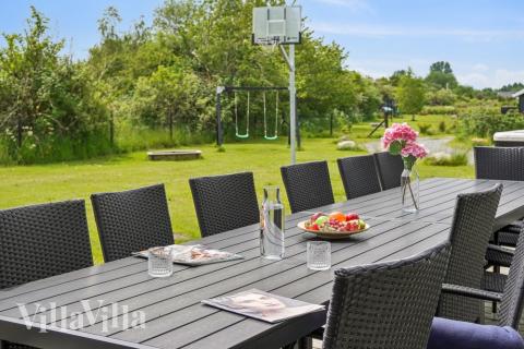 Njut av en grillkväll på terrassen i lyxstuga nr 642 i Lolland/Falster/Møn