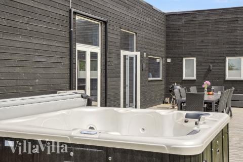 Lyxstuga nr 642 erbjuder bland annat ett härligt spabad