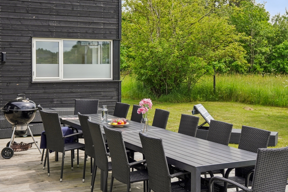 Lyxstuga nr 642 har en härlig terrass med sköna trädgårdsmöbler för 16 personer.