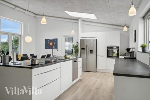 Köket i lyxstuga nr 642 är utrustat så att ni kan laga mat till 16 personer.