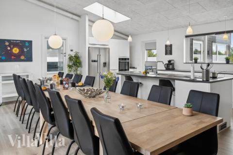 Det stora ljusa vardagsrummet i lyxstuga nr 642 för 16.