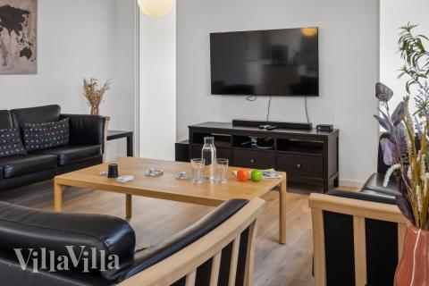 I soffhörnan i lyxstuga 642 i Lolland/Falster/Møn kan ni spela brädspel eller titta på film tillsammans.