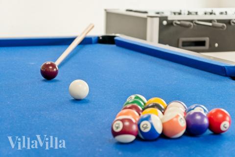 Lyxstuga 642 för 16 personer har ett stort aktivitetsrum med bl.a. biljard och dart