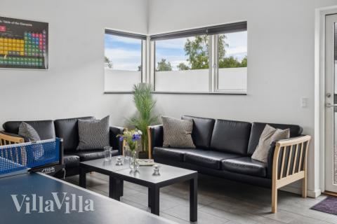 Aktivitetsrum i lyxstuga nr 642 med 6 sovrum och plats för 16 personer.