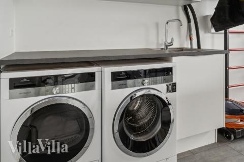 Den rymliga entrén i lyxstuga nr 642 i Lolland/Falster/Møn