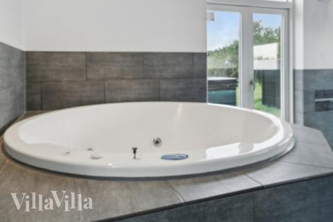 Njut av spabadets värme i lyxstuga nr 642 i Lolland/Falster/Møn