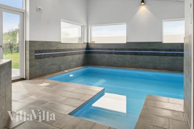 Sommarstuga 642 är inredd med en smakfull poolavdelning som har vattenrutschbana, ett stort inbyggt spapad och bastu
