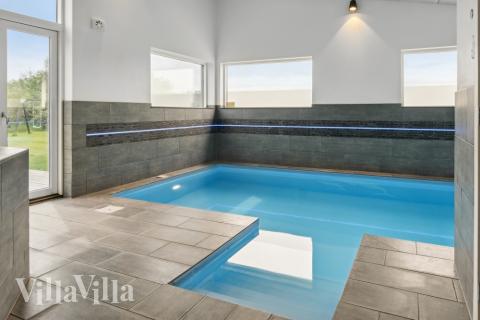 Sommarstuga 642 är inredd med en smakfull poolavdelning som har vattenrutschbana, ett stort inbyggt spapad och bastu