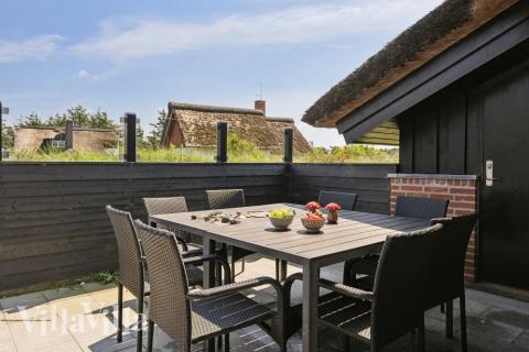 Njut av en grillkväll på terrassen i lyxstuga nr 643 i Vestjylland
