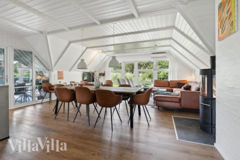 Det stora ljusa vardagsrummet i lyxstuga nr 643 för 10.