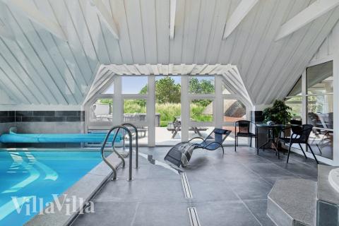 Sommarstuga 643 är inredd med en smakfull poolavdelning som har vattenrutschbana, ett stort inbyggt spapad och bastu