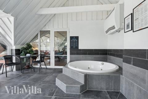 Njut av spabadets värme i lyxstuga nr 643 i Vestjylland