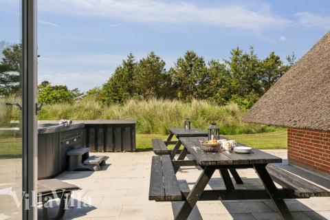 På terrassen i sommarhus nr 643 finns det plats för upp till 10 gäster.