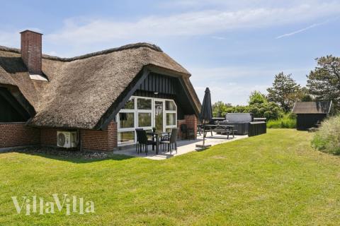 Lyxstuga nr 643 har en härlig terrass med sköna trädgårdsmöbler för 10 personer.