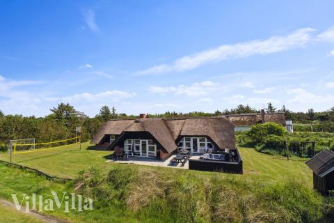 Den tjusiga sommarstugan nr 643 med gott om plats för upp till 10 personer