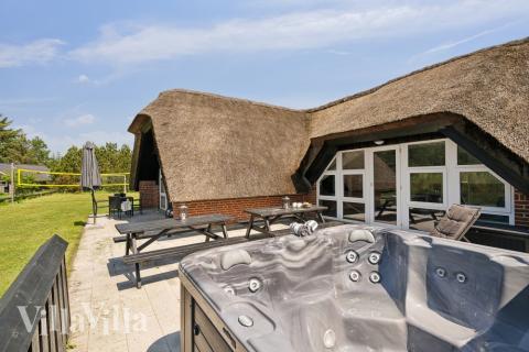 Lyxstuga nr 643 erbjuder bland annat ett härligt spabad