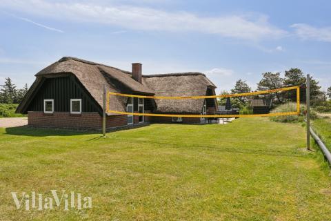 Till den trevliga sommarstugan nr 643 i Vestjylland erbjuds en mängd utomhusaktiviteter, t.ex. lektorn och gungor